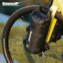 Bolsa impermeável RhinoWalk 4L instalada no garfo dianteiro de uma bicicleta para bikepacking e cicloturismo.